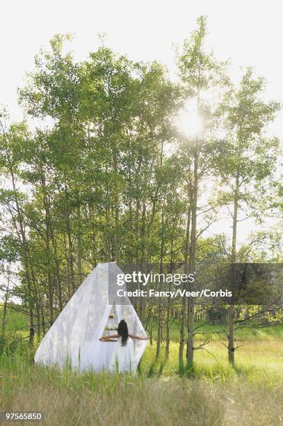 girl looking at wedding cake - veer stock pictures, royalty-free photos & images