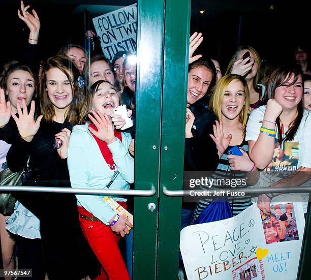 Fans gather outside the Q102 radio station during an appearance by singer Justin Bieber on March 8, 2010 in Bala Cynwyd, Pennsylvania.