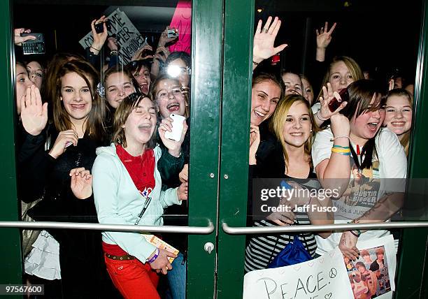 Fans gather outside the Q102 radio station during an appearance by singer Justin Bieber on March 8, 2010 in Bala Cynwyd, Pennsylvania.