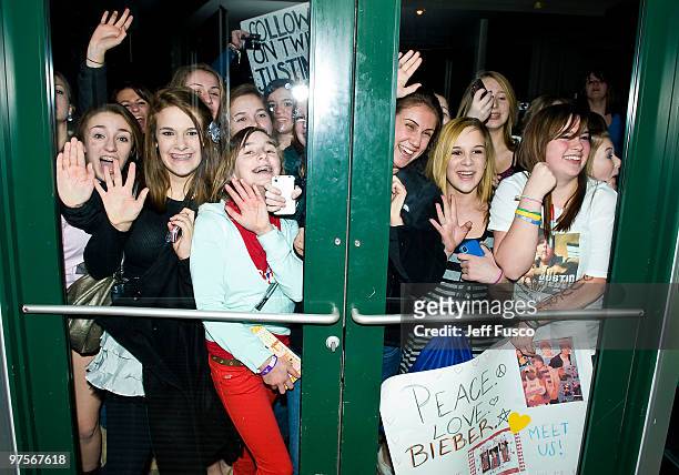 Fans gather outside the Q102 radio station during an appearance by singer Justin Bieber on March 8, 2010 in Bala Cynwyd, Pennsylvania.