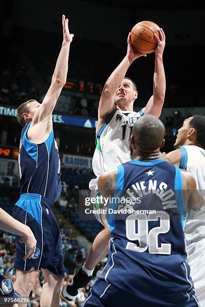 Sasha Pavlovic of the Minnesota Timberwolves goes to the basket against Matt Carroll and DeShawn Stevenson of the Dallas Mavericks during the game on...