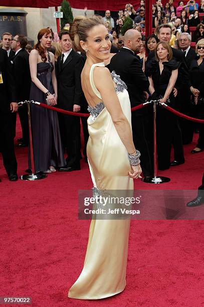 Actress Sarah Jessica Parker arrives at the 82nd Annual Academy Awards held at the Kodak Theatre on March 7, 2010 in Hollywood, California.