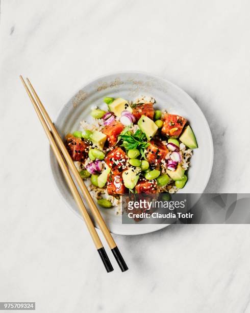 tuna and avocado poke bowl - bowl of rice stockfoto's en -beelden