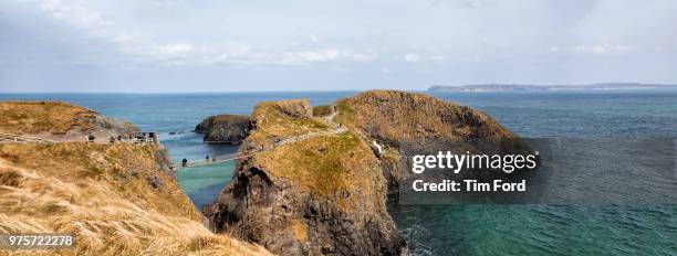 carrick-a-rede rope bridge - northern ireland rope bridge stock-fotos und bilder