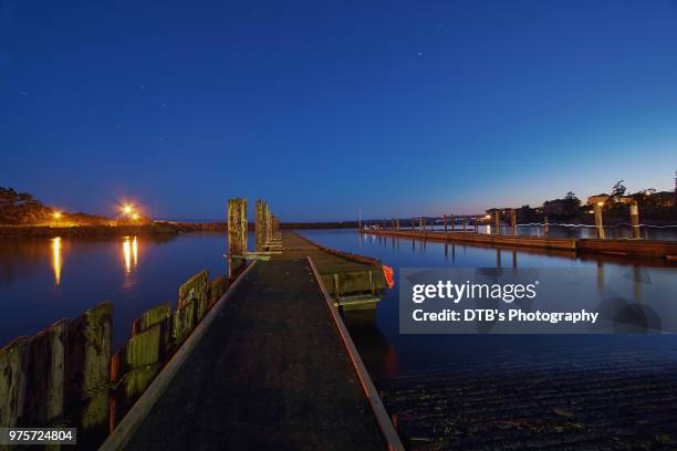 twilight at fleming beach - twilight beach stock pictures, royalty-free photos & images