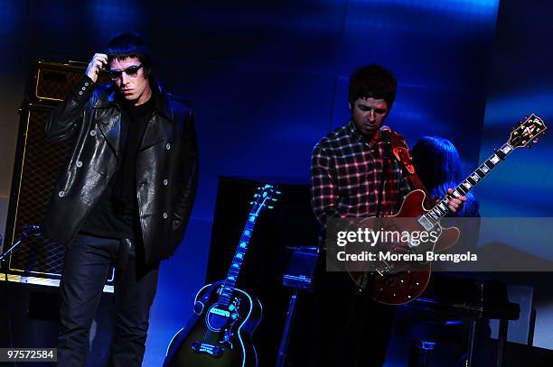 Noe and Liam l Gallagher of Oasis during the Italian tv show "Che tempo che fa" on November 10, 2008 in Milan, Italy.