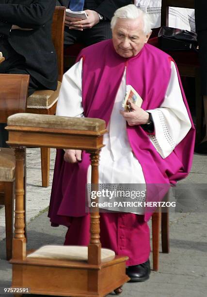 Picture taken on April 24, 2005 shows the brother of Pope Benedict XVI, Georg Ratzinger, attending the inaugural mass of Pope Benedict XVI in St...