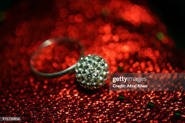 magic of crystal - crystal christmas tree ornaments fotografías e imágenes de stock