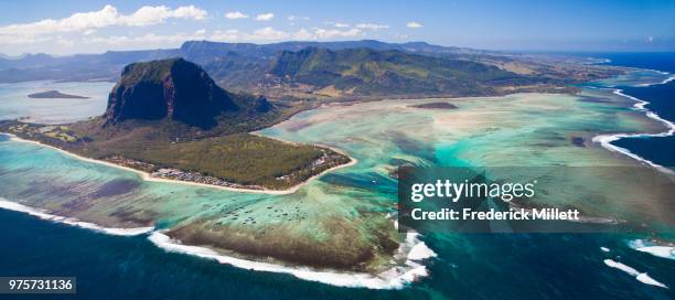 the peninsula of le morne brabant in mauritius. - morne brabant beach photos et images de collection