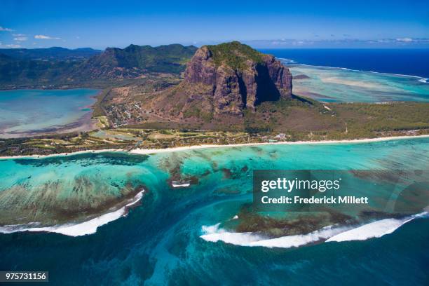 the peninsula of le morne brabant in mauritius. - morne brabant beach photos et images de collection