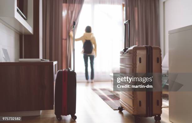 mujer turista en hotel de lujo - habitación de hotel fotografías e imágenes de stock