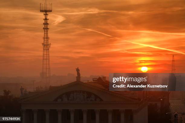 sunrise over city, belarus - alexander kuznetsov fotografías e imágenes de stock