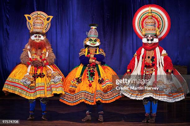 kathakali dance performers in striking costumes. - 包頭巾 個照片及圖片檔