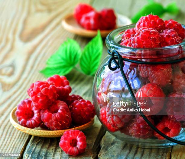 fresh pickled ripe raspberries - aniko hobel 個照片及圖片檔