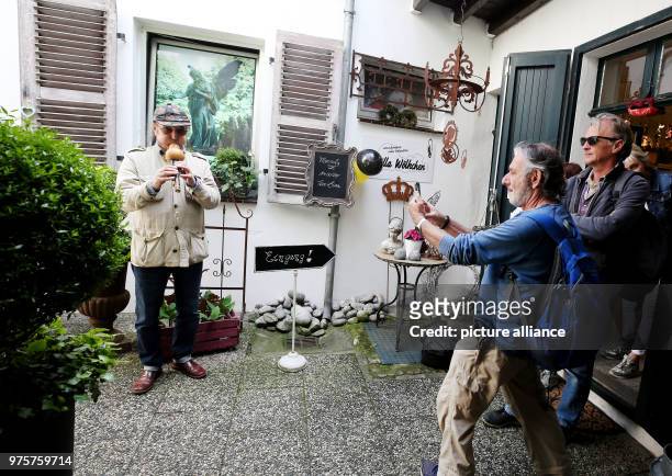 May 2018, Germany, Moers: The musician Tom Liwa plays an Armenian flute at the shop 'Villa Woelkchen' in the course of the Moers Festival. The...