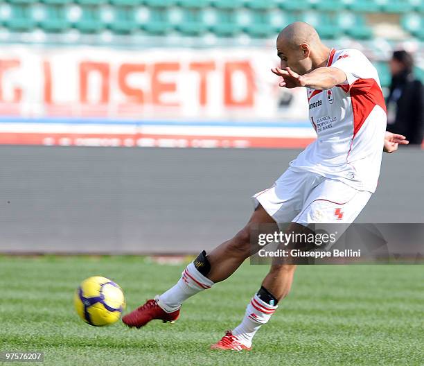 Sergio Almiron of Bari in action during the Serie A match between AS Bari and AC Chievo Verona at Stadio San Nicola on March 7, 2010 in Bari, Italy.