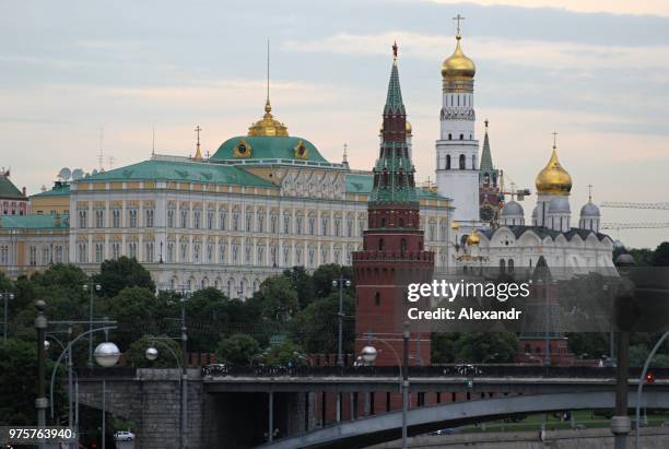 grand kremlin palace and annunciation cathedral - annunciation cathedral stock pictures, royalty-free photos & images