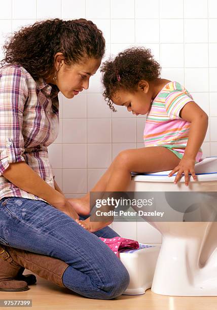 hispanic mother and daughter toilet training - potty training stockfoto's en -beelden