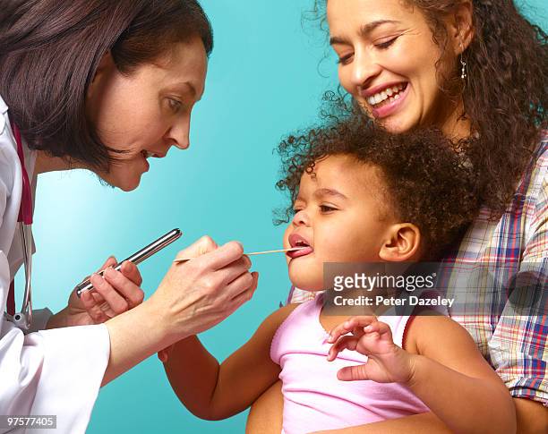 doctor with hispanic mother and daughter - girl tongue doctor stockfoto's en -beelden