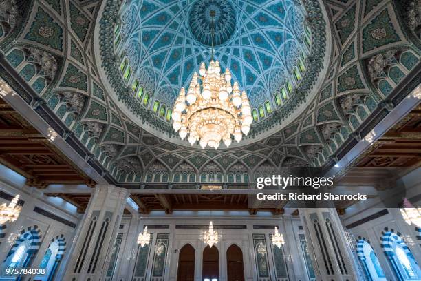 sultan qaboos grand mosque chandelier - muscat stock-fotos und bilder