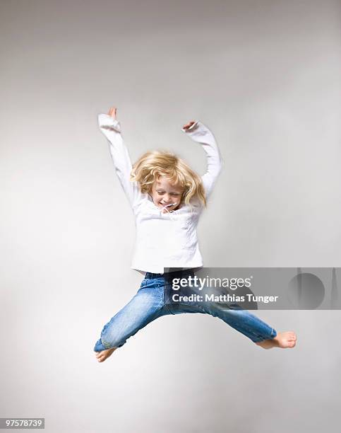 young family and grandparents - girls barefoot in jeans stock-fotos und bilder