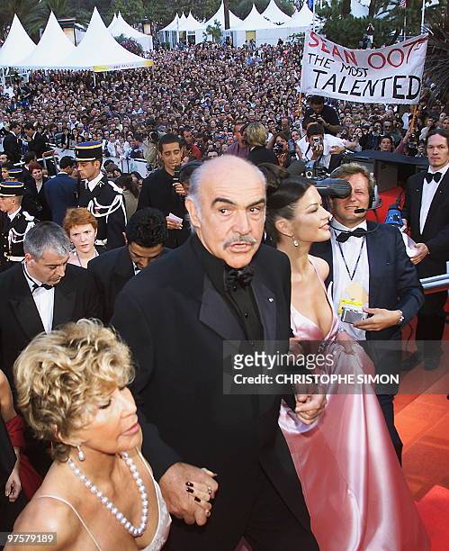 Scottish actor Sean Connery , his wife and Welsh actress Catherine Zeta-Jones pose for photographers 14 May 1999 on the steps of the Palais des...