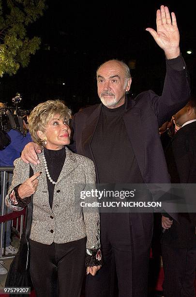 Scottish actor Sean Connery arrives at the premiere of his new film "Finding Forrester" with his wife Micheline Roquebrune in Beverly Hills, 01...