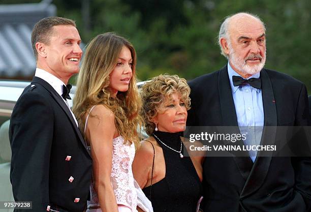 Le pilote écossais David Coulthard et son compatriote le comédien Sean Connery , posent avec leurs épouses respectives, le 14 mai 2002 à Monaco, à...