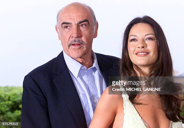 Scottish actor Sean Connery and British actress Catherine Zeta-Jones poses for photographers during the photocall of American movie directed by Jon...
