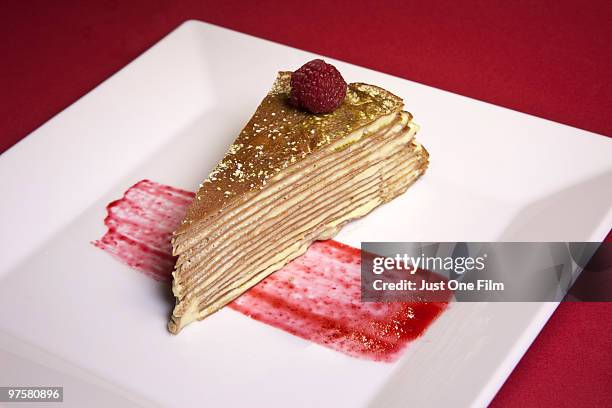 thousand layer green tea mousse crepe. - viereckiger teller stock-fotos und bilder