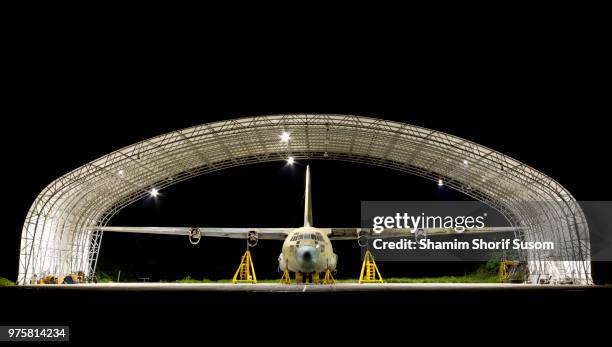 airplane in hangar at night, dhaka, bangladesh - hangar fotografías e imágenes de stock
