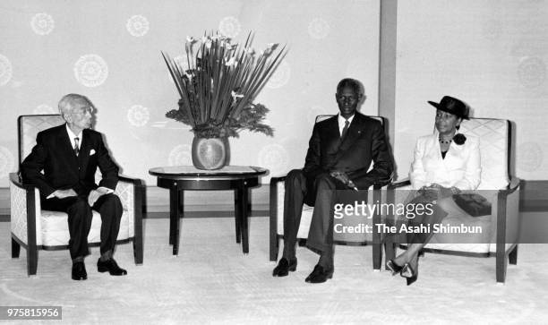 Senegalese President Abdou Diouf and his wife Elisabeth talk with Emperor Hirohito during their meeting at the Imperial Palace on June 29, 1988 in...