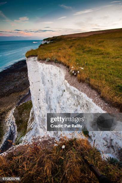 white cliffs at sunset - pat reilly foto e immagini stock