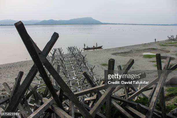 wooden structure to reduce erosion - david talukdar stockfoto's en -beelden
