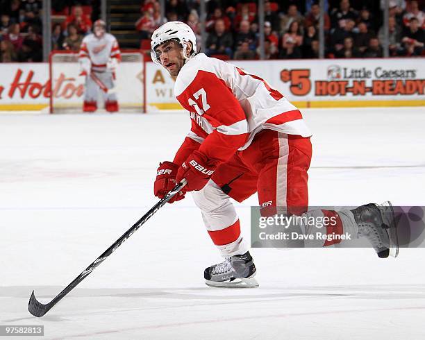 Patrick Eaves of the Detroit Red Wings turns up ice during an NHL game against the Nashville Predators at Joe Louis Arena on March 5, 2010 in...