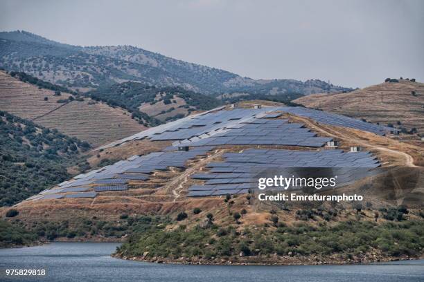 solar panels on a hill near dalama dam in aegean turkey. - emreturanphoto foto e immagini stock