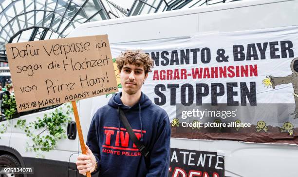 May 2018, Germany, Hamburg: A protestor carries a sign reading 'Dafuer verpasse ich sogar die Hochzeit von Prinz Harry!' on the worldwide campaign...