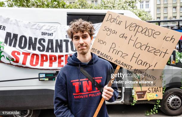 May 2018, Germany, Hamburg: A protestor carries a sign reading 'Dafuer verpasse ich sogar die Hochzeit von Prinz Harry!' on the worldwide campaign...