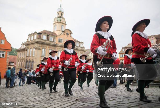 May 2018, Germany, Schwaebisch Hall: Salzsieder at the Marktplatz during the Kuchen- und Brunnenfest . Photo: Sebastian Gollnow/dpa