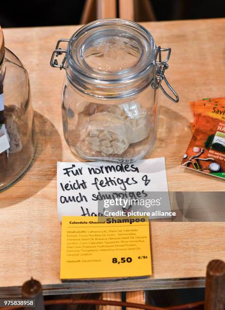 May 2018, Germany, Berlin: Shampoo is offered at the zero waste shop 'Der Sache wegen - einfach richtig einkaufen' at Lychener Strasse in the...