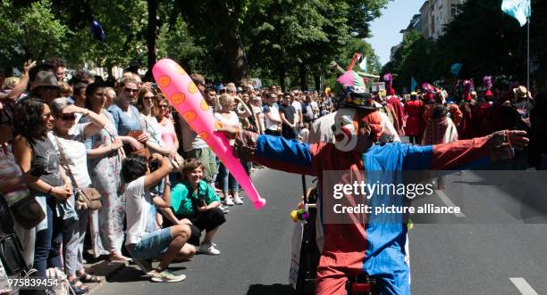 May 2018, Germany, Berlin: A person in a clown mask takes part in a parade during the Carneval of Cultures. More than 4,000 participants from 68...