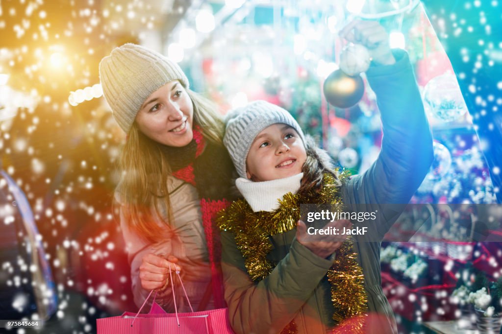 Mujer y su hija están preparando para la Navidad y elegir