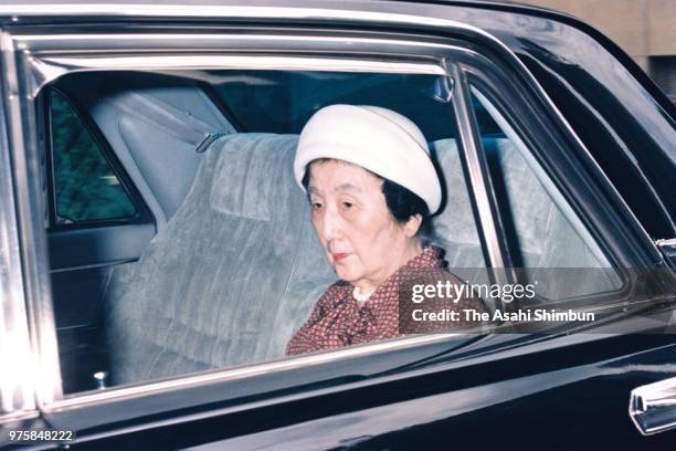 Princess Setsuko of CHichibu is seen on arrival at the Togu Palace after seeing Emperor Hirohito after vomiting blood on September 20, 1988 in Tokyo,...