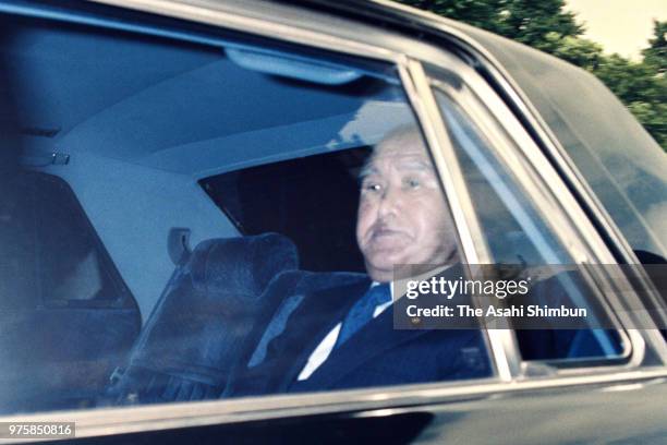 Former Prime Minister Zenko Suzuki is seen on arrival at the Imperial Palace to see the Emperor after vomiting blood on September 20, 1988 in Tokyo,...