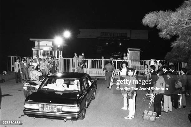 Media reporters gather in front of the Sakashitamon Gate after Emperor Hirohito vomiting blood at the Imperial Palace on September 20, 1988 in Tokyo,...