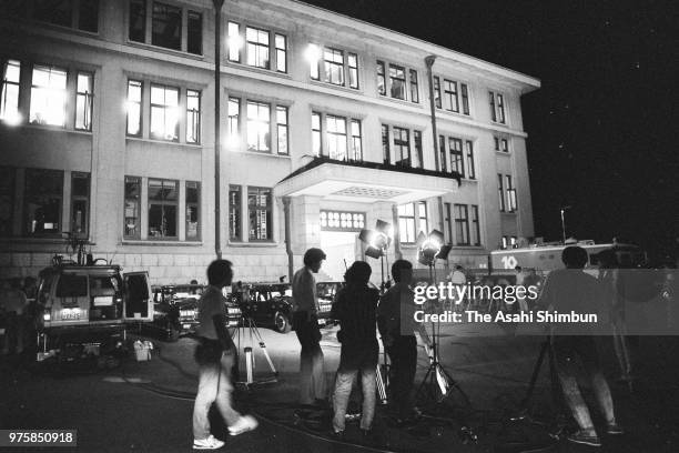Media reporters gather in front of the Imperial Household Agency after Emperor Hirohito vomiting blood on September 20, 1988 in Tokyo, Japan.