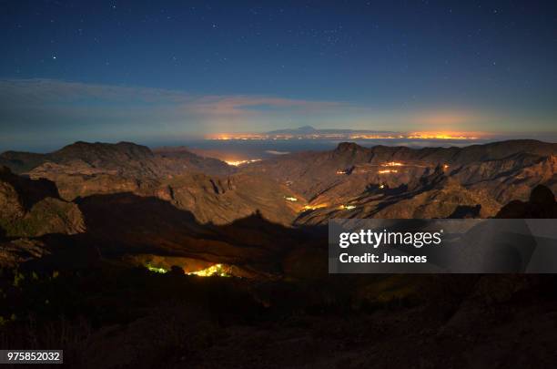 sombras del nublo - sombras stock pictures, royalty-free photos & images