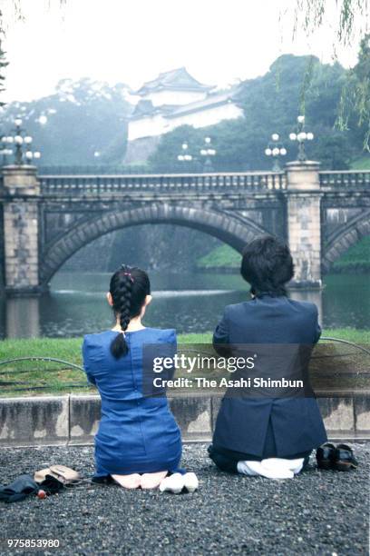 Well-wishers pray for Emperor Hirohito's recovery in front of the Imperial Palace after vomiting blood on September 22, 1988 in Tokyo, Japan.
