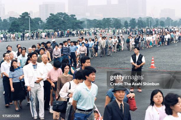 Well-wishers queue for signing for Emperor Hirohito in front of the Imperial Palace after vomiting blood on September 23, 1988 in Tokyo, Japan.