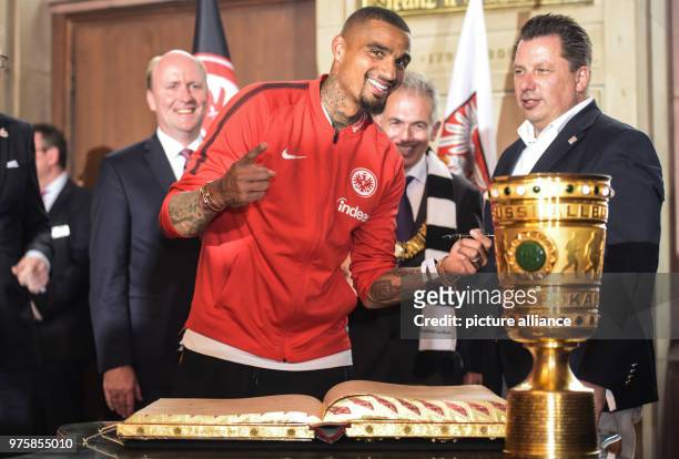 May 2018, Germany, Frankfurt am Main: Eintracht Frankfurt's Kevin-Prince Boateng signs the Golden Book of the city. Eintracht Frankfurt won the final...